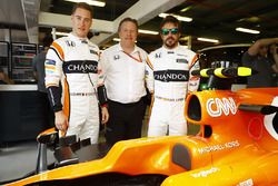 Stoffel Vandoorne, McLaren; Fernando Alonso, McLaren; Zak Brown, McLaren