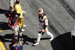 Stoffel Vandoorne, McLaren vuelve a boxes después de parar en el circuito