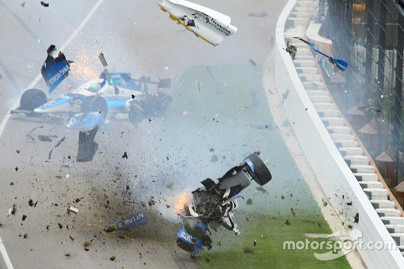 L'accident impliquant Scott Dixon, Chip Ganassi Racing Honda, et Jay Howard, Schmidt Peterson Motorsports Honda