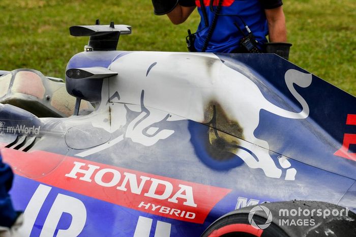Coche de Daniil Kvyat, Toro Rosso STR14 siendo recuperado por los ingenieros de Toro Rosso 