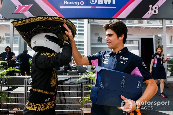 Mario Achi, Mexican GP Promoter con Lance Stroll, Racing Point con una botella de Tequila 