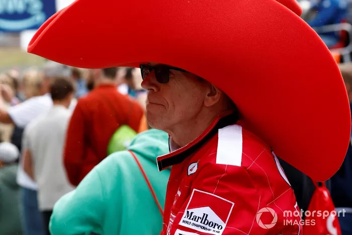 Un fan vêtu d'une combinaison de course à l'ancienne