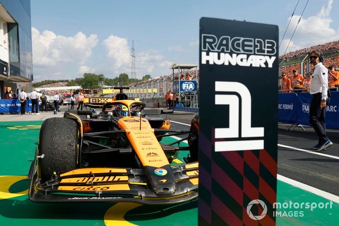 Oscar Piastri, McLaren MCL38, 1ª posición, llega a Parc Ferme