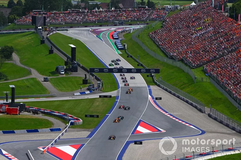 Max Verstappen, Red Bull Racing RB20, Lando Norris, McLaren MCL38, George Russell, Mercedes F1 W15, Carlos Sainz, Ferrari SF-24, Lewis Hamilton, Mercedes F1 W15, le reste du peloton au départ.