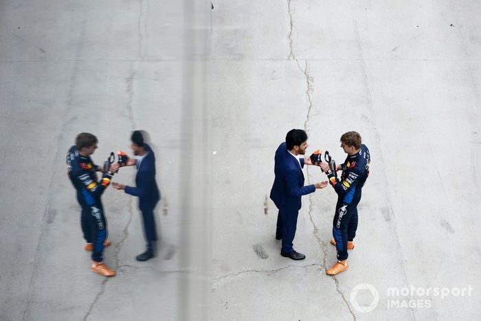 Mohammed Ben Sulayem, Presidente de la FIA, con Max Verstappen, Red Bull Racing