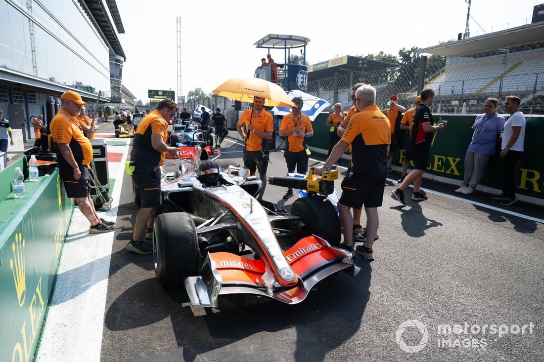 Demonstração de carros históricos - McLaren MP4-21