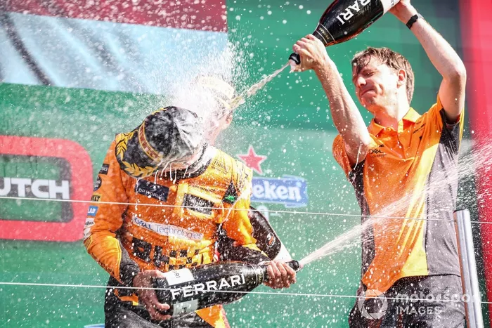 Will Joseph, Ingeniero de Carrera, McLaren F1 Team, vierte champán sobre Lando Norris, McLaren F1 Team, 1ª posición.