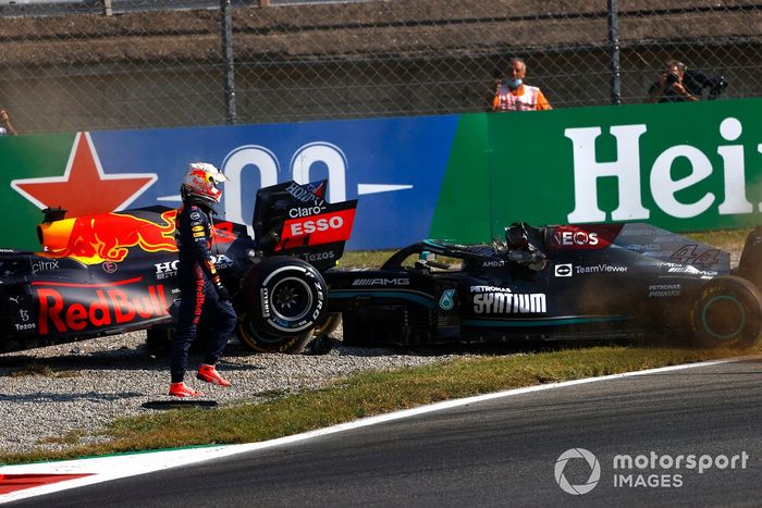 Max Verstappen, Red Bull Racing, se aleja tras chocar con Lewis Hamilton, Mercedes