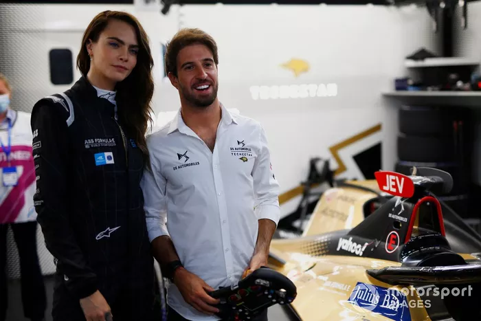 La actriz y modelo, Cara Delevigne en el garaje de DS Techeetah con Antonio Felix Da Costa