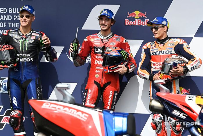 Top 3 clasificados: segundo Fabio Quartararo, Yamaha Factory Racing, pole position Francesco Bagnaia, Ducati Team, tercero Marc Márquez, Repsol Honda Team