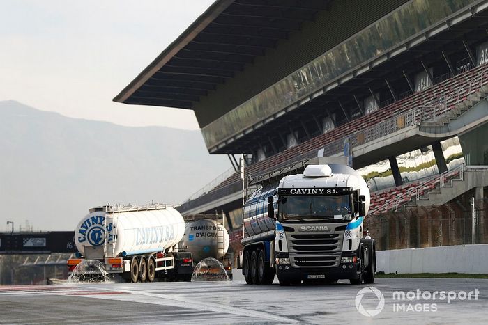 Camión sobre la pista en los test de pretemporada F1 Barcelona 2022