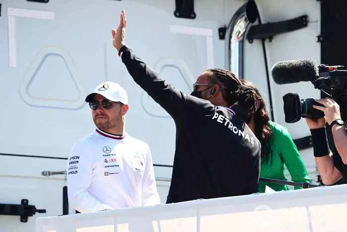 Valtteri Bottas, de Mercedes, y Lewis Hamilton, de Mercedes, en el desfile de pilotos