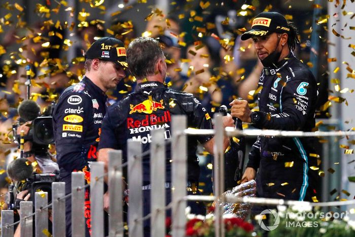 Podio: ganador y campeón Max Verstappen, Red Bull Racing, segundo lugar Lewis Hamilton, Mercedes, tercer lugar Carlos Sainz Jr., Ferrari y Christian Horner, director de Red Bull Racing