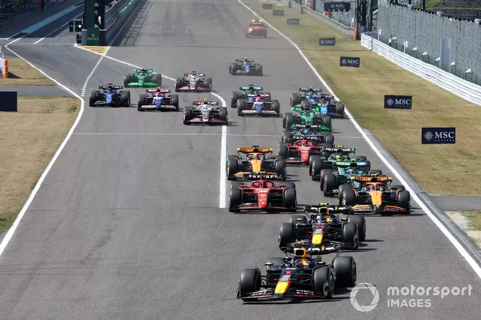 Max Verstappen, Red Bull Racing RB20, Sergio Perez, Red Bull Racing RB20, Lando Norris, McLaren MCL38 et le reste du peloton au départ de la course.