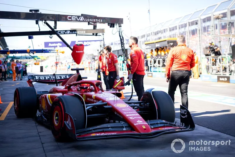 Charles Leclerc, Ferrari SF-24, dans la voie des stands