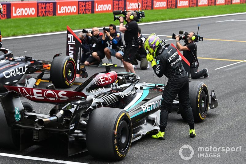Lewis Hamilton, Mercedes F1 W15, 2° posizione, arriva sulla griglia di partenza dopo la Sprint Race