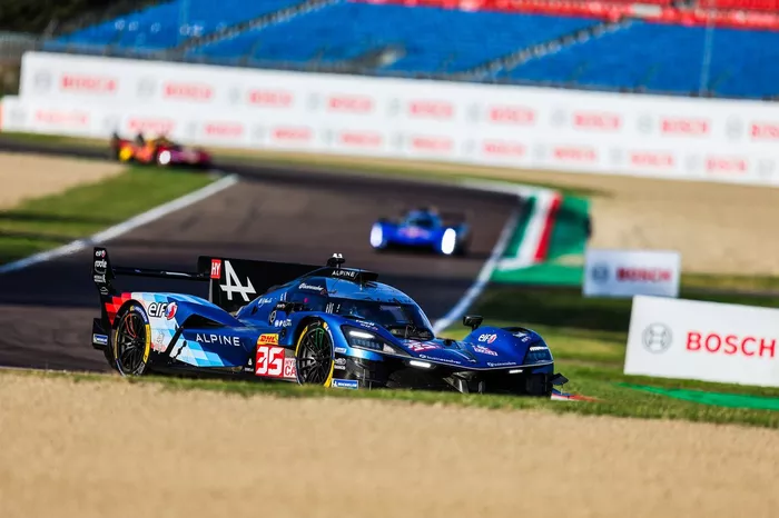 #35 Alpine Endurance Team Alpine A424 : Paul-Loup Chatin, Jules Gounon, Charles Milesi