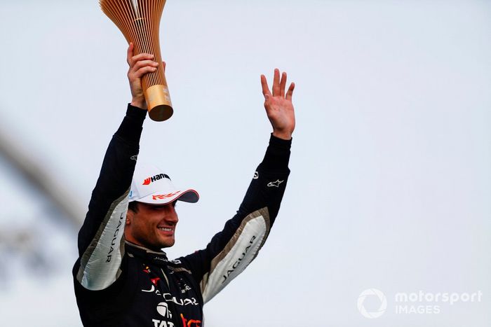 Mitch Evans, Jaguar Racing , 1ª posición, levanta el trofeo de ganador