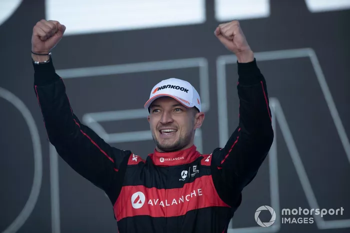 Jake Dennis, Andretti Autosport, 1ª posición, celebra en el podio
