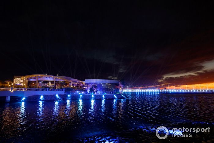 Los últimos rayos de sol se disipan mientras las luces dan vida al recinto.