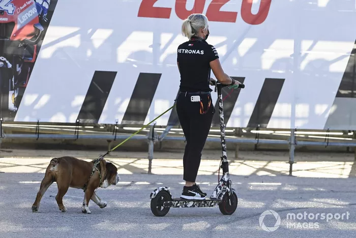 Angela Cullen, fisio de Lewis Hamilton, con el perro del piloto