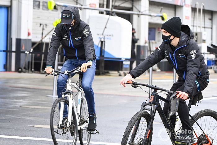 George Russell, Williams Racing, da una vuelta en bici