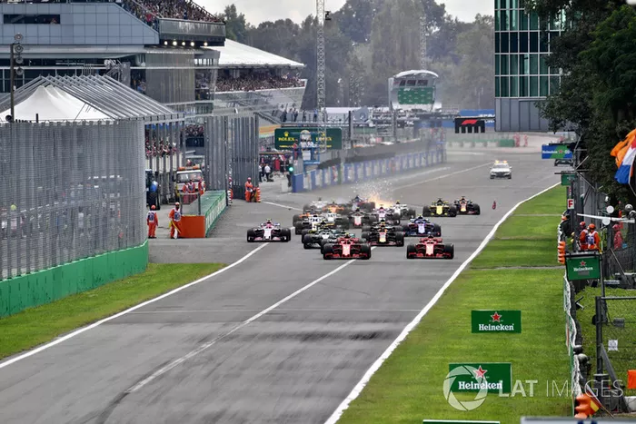Sebastian Vettel, Ferrari SF71H y Kimi Raikkonen, Ferrari SF71H lideran la carrera al inicio