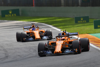 Stoffel Vandoorne, McLaren MCL33 et Fernando Alonso, McLaren MCL33