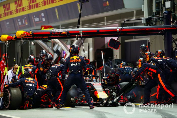 Daniel Ricciardo, Red Bull Racing RB14, en pits