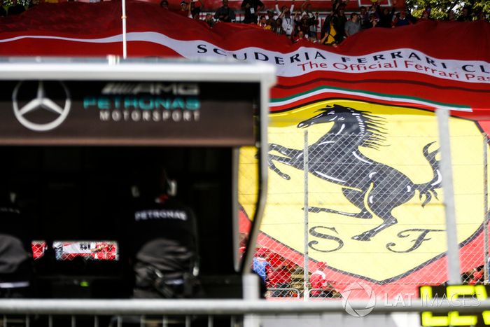 Bandera de Ferrari detrás del muro de boxes de Mercedes