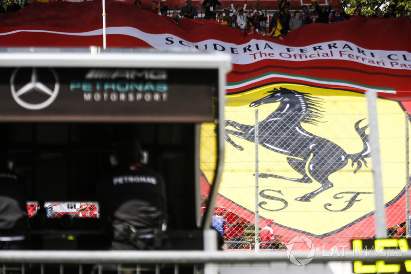 Bendera raksasa Ferrari
