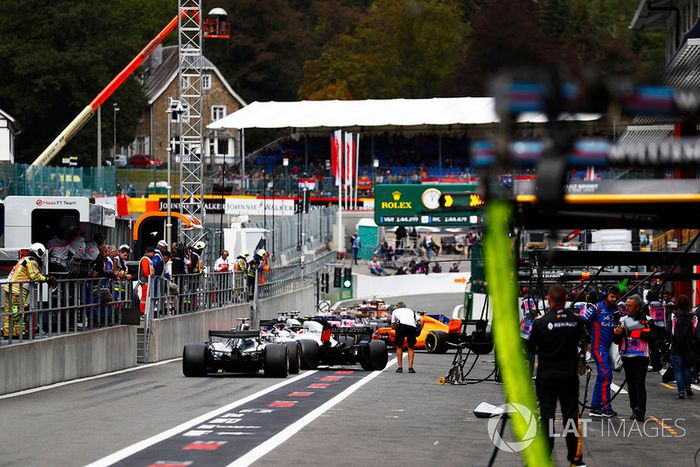 Valtteri Bottas, Mercedes AMG F1 W09, Kevin Magnussen, Haas F1 Team VF-18, Romain Grosjean, Haas F1 Team VF-18, y Brendon Hartley, Toro Rosso STR13