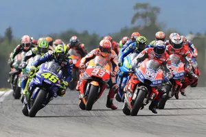 Andrea Dovizioso, Ducati Team, Valentino Rossi, Yamaha Factory Racing, au départ