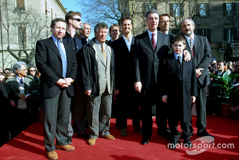 Jean Todt, Mario Andretti, Eddie Irvine, Michael Schumacher, Luca Di Montezemolo, Piero Ferrari avec son neveu Enzo et le maire de Modène lors du 100e anniversaire de la naissance d'Enzo Ferrari en 1998