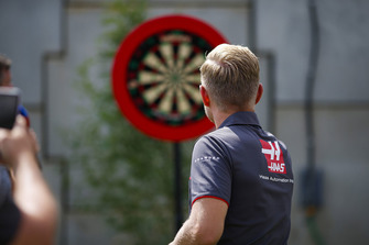 Kevin Magnussen, Haas F1 Team, dart oynuyor