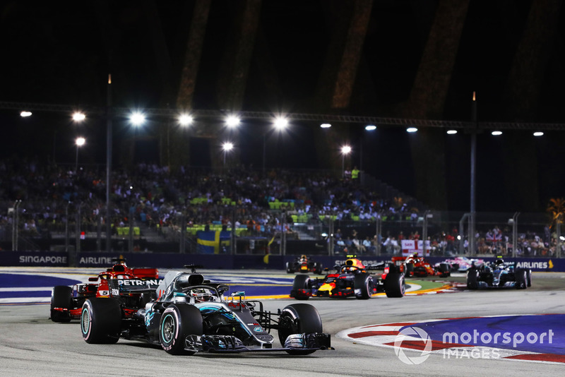 Lewis Hamilton, Mercedes AMG F1 W09 EQ Power+, Sebastian Vettel, Ferrari SF71H, y Max Verstappen, Red Bull Racing RB14