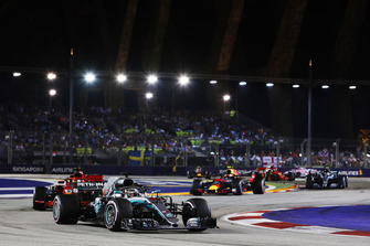 Lewis Hamilton, Mercedes AMG F1 W09 EQ Power+, devant Sebastian Vettel, Ferrari SF71H, et Max Verstappen, Red Bull Racing RB14