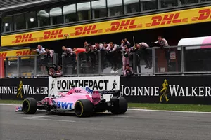 Esteban Ocon, Racing Point Force India VJM11 franchit la ligne