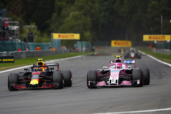 Max Verstappen, Red Bull Racing RB14 ve Esteban Ocon, Racing Point Force India VJM11 Sam Bloxham