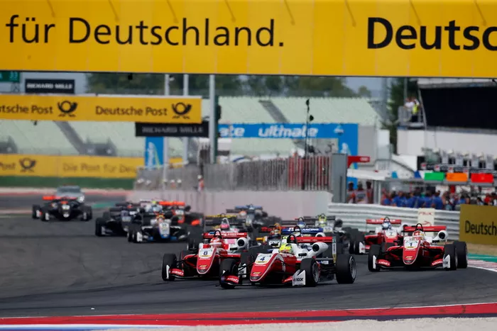 Le départ, Mick Schumacher, PREMA Theodore Racing Dallara F317 - Mercedes-Benz est en tête