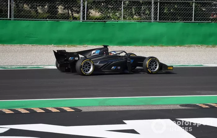 Jean Alesi prueba los nuevos neumáticos Pirelli de 18 pulgadas para las próximas temporada de F2 
