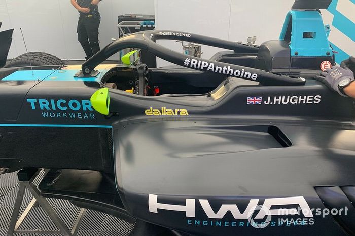 Homenaje a Anthoine Hubert
en el coche de Jake Hughes, HWA RACELAB