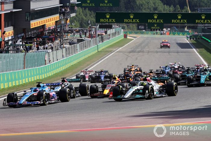 Fernando Alonso, Alpine A522, Lewis Hamilton, Mercedes W13, George Russell, Mercedes W13, Sergio Pérez, Red Bull Racing RB18, el resto del campo en la salida