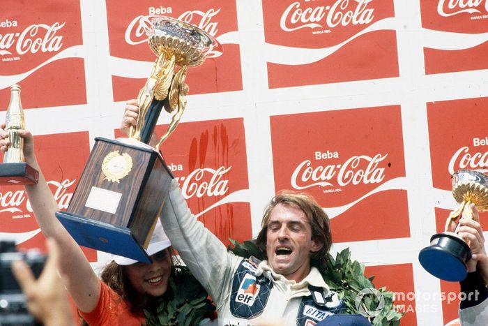 Jacques Laffite celebra la victoria en el podio