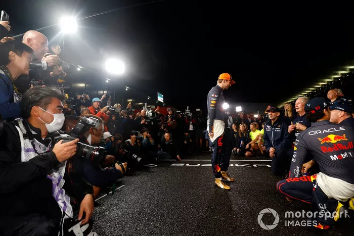 Adrian Newey, director técnico de Red Bull Racing, Helmut Marko, asesor de Red Bull Racing, Max Verstappen, Red Bull Racing, Christian Horner, director del equipo, Red Bull Racing, celebrando la victoria y el mundial