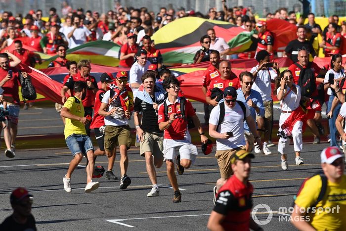 Fans inundan el circuito para celebrar el final de la carrera