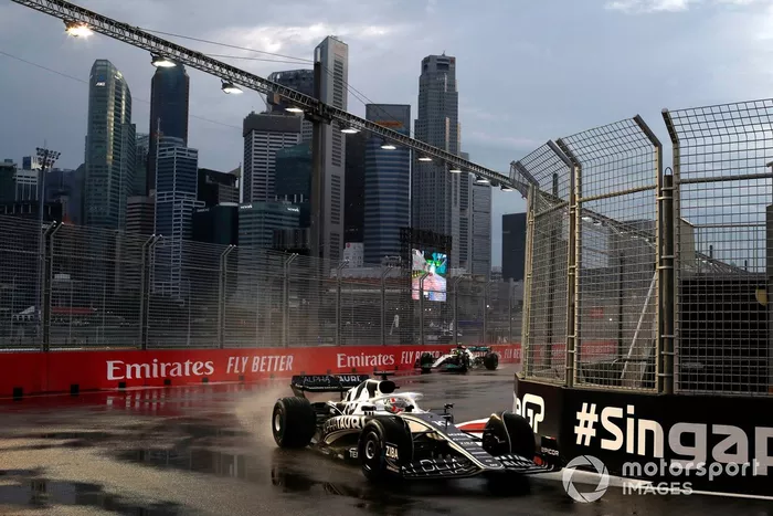 Pierre Gasly, AlphaTauri AT03, Lewis Hamilton, Mercedes W13