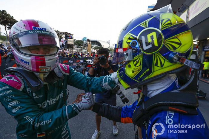Sebastian Vettel, Aston Martin, 2ª posición, es felicitado por Lando Norris, McLaren, en el Parc Ferme