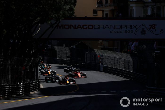 Max Verstappen, Red Bull Racing RB16B, Valtteri Bottas, Mercedes W12, Carlos Sainz Jr., Ferrari SF21, Lando Norris, McLaren MCL35M, al inicio