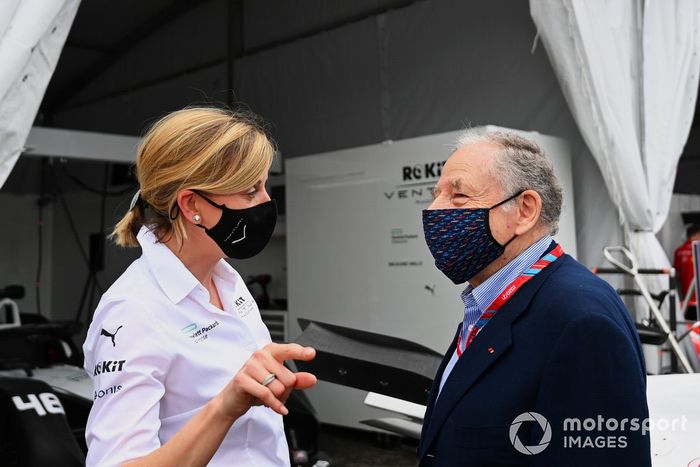 Susie Wolff, directora del equipo Venturi Racing, habla con Jean Todt, presidente de la FIA, en el pit lane
